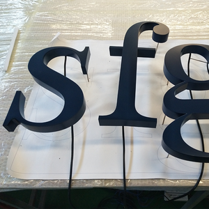 ป้ายไฟ LED อะคริลิค 3 มิติ แบบกำหนดเองของ COSUN ป้ายไฟ LED พลังงานแสงอาทิตย์สำหรับสนามหญ้า ป้ายไฟ LED ตัวอักษรนูนสำหรับที่<span class=keywords><strong>จอด</strong></span><span class=keywords><strong>รถ</strong></span>บริษัท - Product Image 4