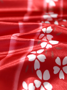Kimono largo de satén sedoso con estampado floral para mujer, ligero, con cordón ajustable, para damas de honor, bodas, despedidas de soltera, color rojo vino. - Product Image 3