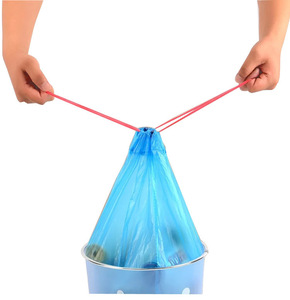 Sacs poubelles en plastique jetables personnalisables avec cordon de serrage, durables et résistants, réductions en gros disponibles. - Product Image 6