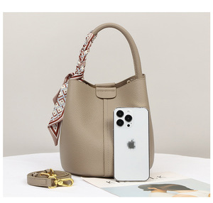 Sac seau élégant pour femmes Sac à main en cuir souple Sacs à bandoulière Sac fourre-tout pour femmes et filles - Product Image 1