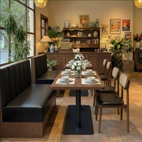 Ensemble de meubles de restaurant rétro, tables en bois, chaises à dossier en rotin, banquettes en cuir noir capitonnées, vente en gros