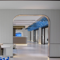 Lustre contemporain moderne en verre et pierre, coloré et sur mesure, pour escalier et hall d'hôtel