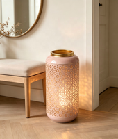 Lanterne florale creuse en métal rose, porte-bougie décoratif à bord doré, lanterne de table en fer aspect céramique pour la décoration de la maison