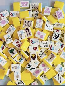 Jeu de Mahjong américain sur <span class=keywords><strong>le</strong></span> thème du <span class=keywords><strong>Magicien</strong></span> <span class=keywords><strong>d</strong></span>'<span class=keywords><strong>Oz</strong></span>, tuiles en acrylique jaune vif avec des motifs de pantoufles de Rubis et de lion - Product Image 1