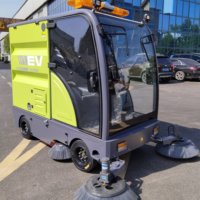 Camion balayeuse routière industrielle multifonctionnelle avec pulvérisation d'eau automatique à batterie pour parcs, places publiques et routes communautaires