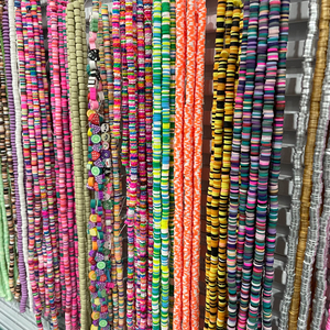 Perles en argile polymère plates rondes de couleur arc-en-ciel en gros pour le bricolage, perles en argile Heishi personnalisées de 4 mm 6 mm pour la fabrication de bracelets - Product Image 2