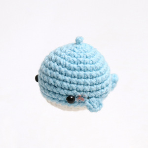 Colgante de delfín hecho a mano en ganchillo, rosa y azul, llavero tejido, adorno para bolso, adorno de hilo, producto terminado. - Product Image 4