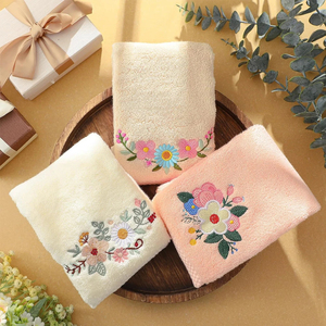 Serviettes brodées personnalisées de couleur blanche disponibles pour la plage et la salle de bain à prix raisonnables, serviettes brodées en vente - Product Image 3