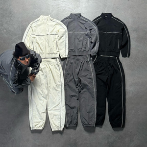 Ensemble de survêtement surdimensionné en nylon, <span class=keywords><strong>pantalon</strong></span> de survêtement ample, ensemble de <span class=keywords><strong>jogging</strong></span>, survêtement personnalisé en nylon réfléchissant 3m pour hommes - Product Image 1