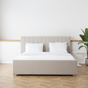 Cama de plataforma tapizada Pretty Channel en beige y gris, tamaño Queen/King, con cabecero alto - Product Image 1