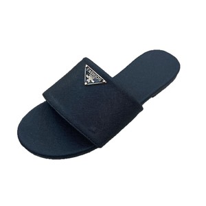 Sandalias Planas de Mujer al por Mayor, Color Sólido, con Logotipo Metálico Triangular, Versátiles para Verano y Uso Casual al Aire Libre - Product Image 1
