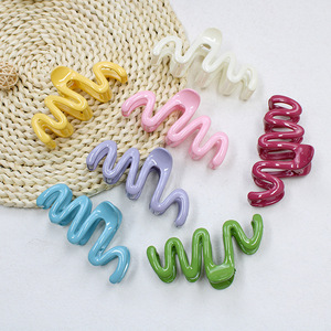 Venta al por mayor de fábrica caliente 10cm resina mujeres pelo ondulado garra moda caramelo colores chica accesorios para el cabello deconación ornamento - Product Image 3