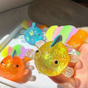 ของเล่นบีบปลาทองกลิตเตอร์สีสันสดใส ของเล่นบีบ TPR นุ่มๆ บรรเทาความเครียด คลายความตึงเครียด สำหรับเด็กและผู้ใหญ่ - Product Image 4
