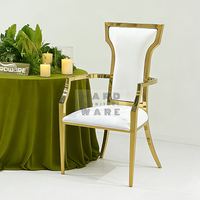 Fauteuil moderne élégant à dossier haut en acier inoxydable avec cadre doré et revêtement blanc pour mariages de luxe, banquets, villas et événements