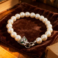 Bracelet en perles blanches, fermoir léopard argenté rétro, détail œil vert, bijou de poignet tendance pour femme
