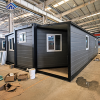 Maison modulaire préfabriquée blanche personnalisée avec porte vitrée du sol au plafond et plusieurs fenêtres pour maison conteneur résidentielle extérieure