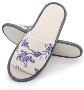 Chaussons jetables biodégradables en toile de porcelaine céladon de style chinoiserie vintage, articles de luxe écologiques pour hôtels et spas, doux - Product Image 4