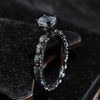 Bague de Fiançailles Solitaire de Luxe en Zircon Cubique Taille Coussin, Pavé Complet, avec Bande Éternité Festonnée et Milgrain pour Femme, Vente en Gros