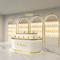 Meubles de présentation sur mesure pour boutique de cosmétiques : Étagères murales cintrées, comptoir rond cannelé pour parfumerie – Conception de magasin tout-en-un