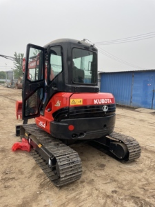 Mini-excavatrice sur chenilles d'occasion U55-4 de 5,5 tonnes, modèle 2022, avec moteur, vérin hydraulique Denison et roulement, à vendre - Product Image 4