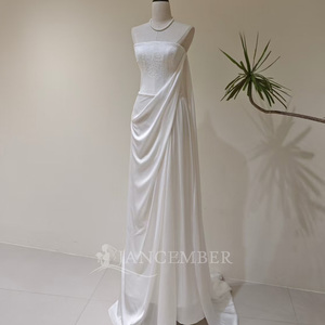 Robes de mariée sirène élégantes LY102 en satin brillant à col bateau et volants - Product Image 1