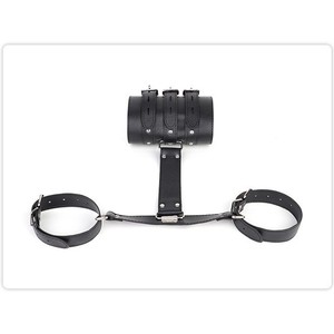 Menottes en cuir noir avec boucles métalliques pour la retenue et le bondage des adultes - Product Image 2