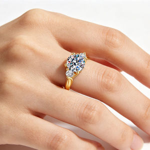 Bague de luxe en argent sterling S925 plaqué or, sertie de trois pierres de moissanite taille brillant couleur D VVS1 2 carats, certifiée GRA - Product Image 2