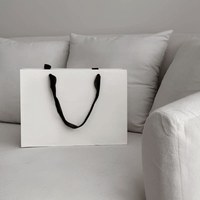 Sac cadeau pour magasin de vêtements transfrontalier, sac de shopping pour vêtements pour enfants, sac en carton blanc simple et épais, avec logo personnalisé et ruban, pour chaussures