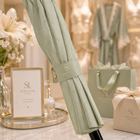 Parapluie de golf droit de 30 pouces avec logo, assorti à une pochette à cordon, dans une boîte cadeau premium couleur sauge, accessoire cadeau