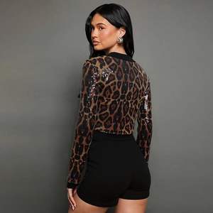 Ensemble crop top et short léopard à sequins personnalisé 2026 pour femme, tenue moulante de club avec boutons dorés et taille naturelle - Product Image 5
