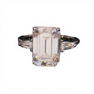 Bague à trois pierres en moissanite jaune taille émeraude, plaqué or 14 carats, sertie à griffes, bijoux de mariage pour femme - Product Image 2