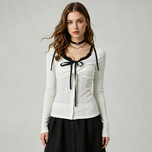 Camiseta de manga larga casual transpirable elástica ajustada con lazo de encaje y nudo en el pecho en blanco y negro - Product Image 1
