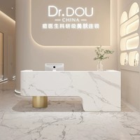 Comptoir de réception de clinique de soins de la peau de luxe moderne, comptoir incurvé minimaliste avec pieds dorés, bureau esthétique pour centre de beauté
