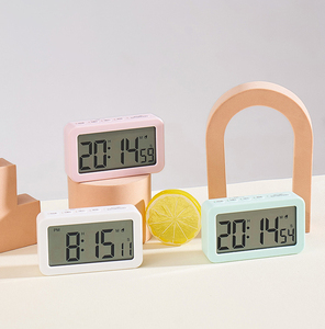 Digitale wekker naast het bed - Op batterijen werkende klok met <span class=keywords><strong>LCD</strong></span>-<span class=keywords><strong>display</strong></span>, volume-instelbaar, snooze-modus voor slaapkamer, kantoor, bureau, reizen - Product Image 1