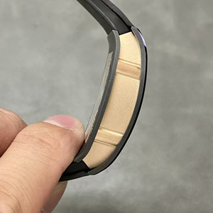 Montre-bracelet mécanique de luxe avec boîtier en céramique, mouvement squelette et entièrement décorée de diamants en moissanite étincelante - Product Image 5