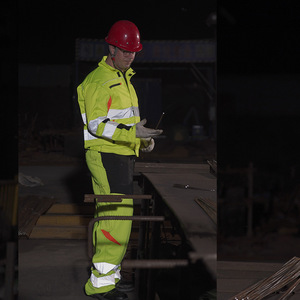 Chaqueta de Seguridad XK de Alta Visibilidad con Costuras Reforzadas, Grado Profesional para Uso Industrial - Product Image 4