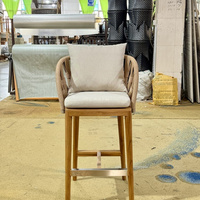 Chaise d'extérieur en bois avec dossier en corde et coussin, siège haut pour terrasse et hôtel