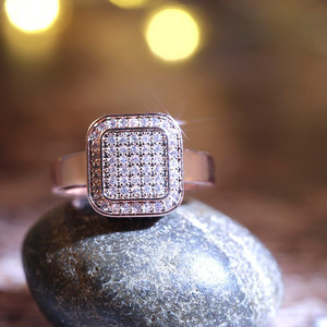 Anello Classico da Donna con Design Quadrato Color Rosa - Product Image 2