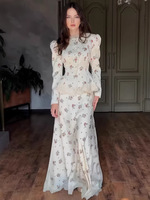 Ensemble deux pièces tendance 2025 pour femme : jupe taille haute ajustée à motifs floraux et blazer élégant de style occidental pour l'automne