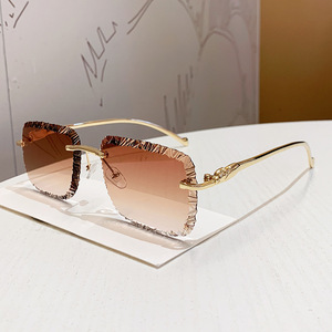 Gafas de Sol de Metal sin Marco con Borde Dentado, Lentes Degradadas con Protección UV400, Moda Femenina para Actividades al Aire Libre, Ciclismo, Conducción y Fiestas - Product Image 1