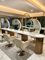 Ensemble de miroir de salon de coiffure moderne de luxe avec éclairage LED, écran tactile intelligent, miroir décoratif pour salons de beauté, en métal