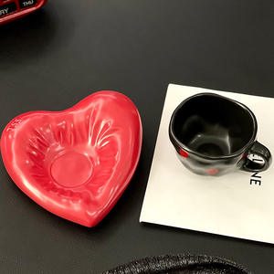 Venta al por mayor de fábrica: Tazas y platos en forma de corazón, tazas de café de cerámica, tazas de leche de alta calidad, tazas para café y latte art para el hogar. - Product Image 4
