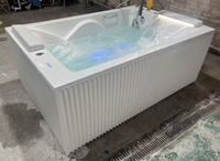 Baignoire de luxe autoportante avec massage par jets et chauffage à température constante pour salle de bain d'hôtel