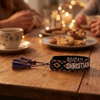 Bracelet de Luxe Réglable pour Femmes, Tressé avec Pendentif Pompon, Tissu Tissé, Lettres Design, Mode Vente en Gros