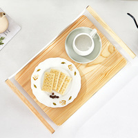 Plateau de service élégant en bois artisanal pour le petit-déjeuner au lit, avec poignées intégrées pour une présentation gastronomique
