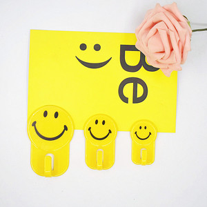 Ganchos con diseño de carita sonriente de dibujos animados, sin necesidad de taladrar, resistentes, con adhesivo sin residuos, aptos para cocinas y dormitorios, disponibles. - Product Image 3