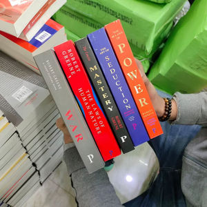Set de 5 Libros: 48 Leyes del Poder, Leyes de la Naturaleza Humana, Dominio de las 33 Estrategias de la Guerra, El Arte de la Seducción (Tapa Blanda, Venta al Por Mayor) - Product Image 2