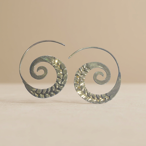 Boucles d'oreilles créoles bohèmes à motif géométrique tendance en laiton découpé à l'acide et imitation perle pour femme, idéales pour mariage, anniversaire ou soirée - Product Image 3