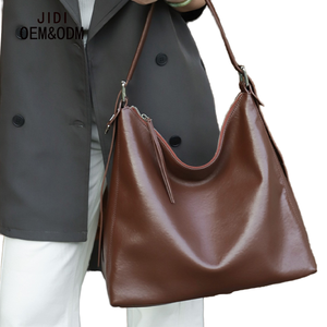 กระเป๋าหนังแท้สไตล์วินเทจสำหรับผู้หญิง สะพายไหล่หรือสะพายข้าง สายสะพายสองเส้น ซับในโพลีเอสเตอร์ ดีไซน์เรียบง่ายทันสมัย - Product Image 1