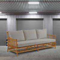 Banc en rotin au design intemporel alliant chaleur visuelle et confort d'assise pour un placement décoratif et fonctionnel